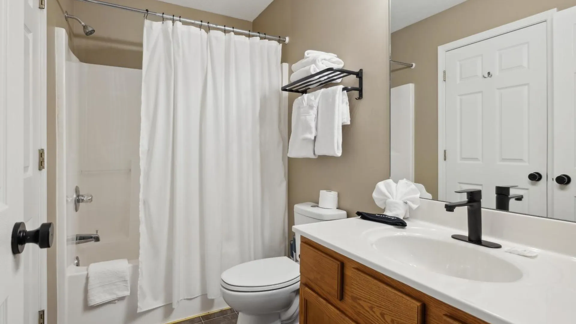 Holiday home Charming 2 Bed Oasis With River Access Hot Tub And Outdoor Fun Sleeps 6 Comfortably Pigeon Forge