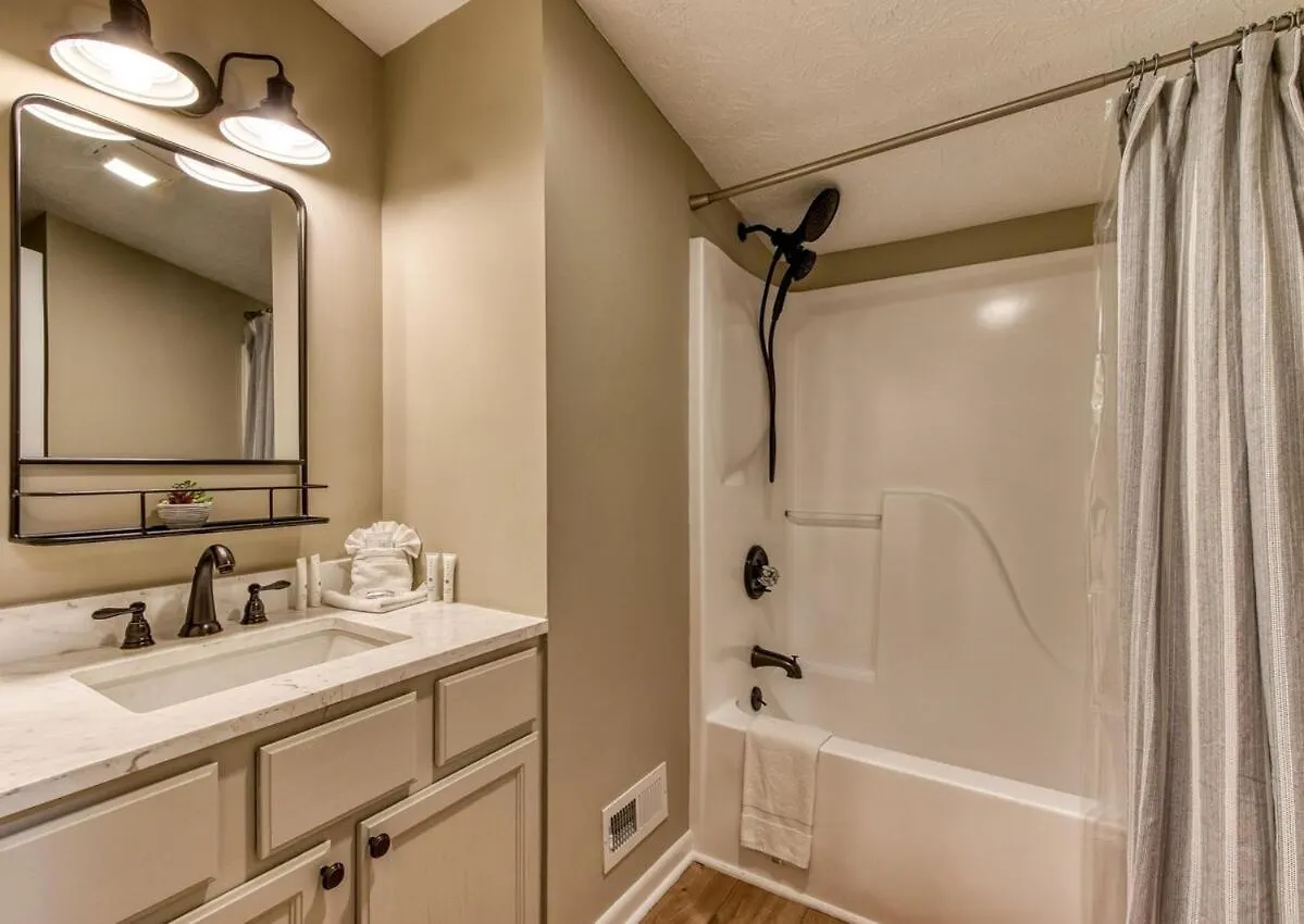 Serene W Hot Tub, Games, Wi-fi, Pets Ok *
