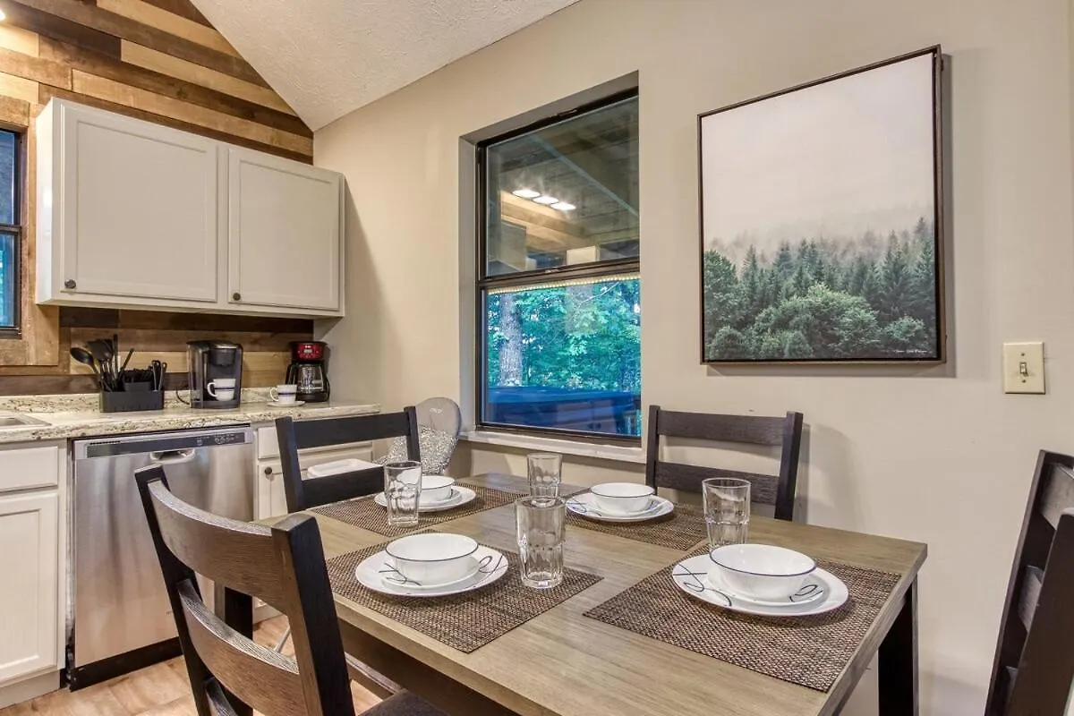 Serene W Hot Tub, Games, Wi-fi, Pets Ok