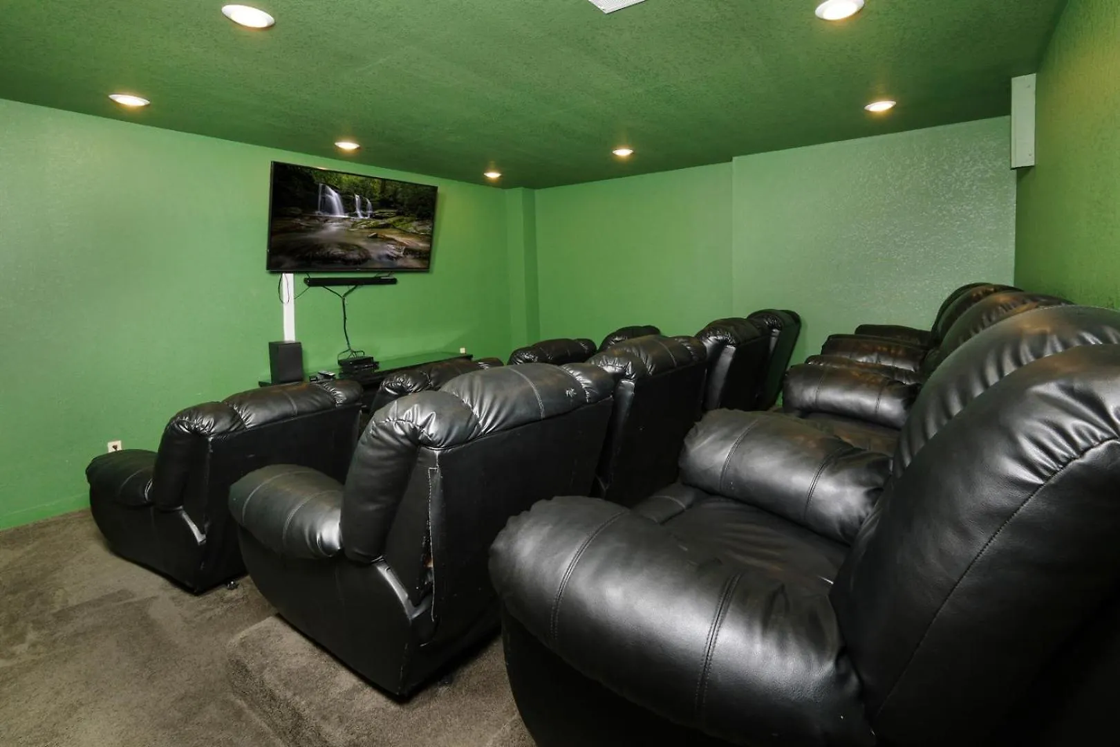 Pet Friendly 5br Indoor Pool Gameroom Theater Holiday home Pigeon Forge