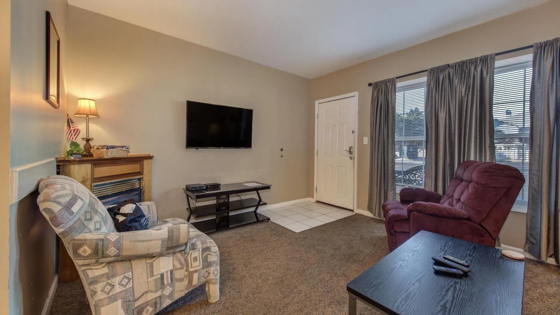 Apartment Colonial Crest Unit #113 *