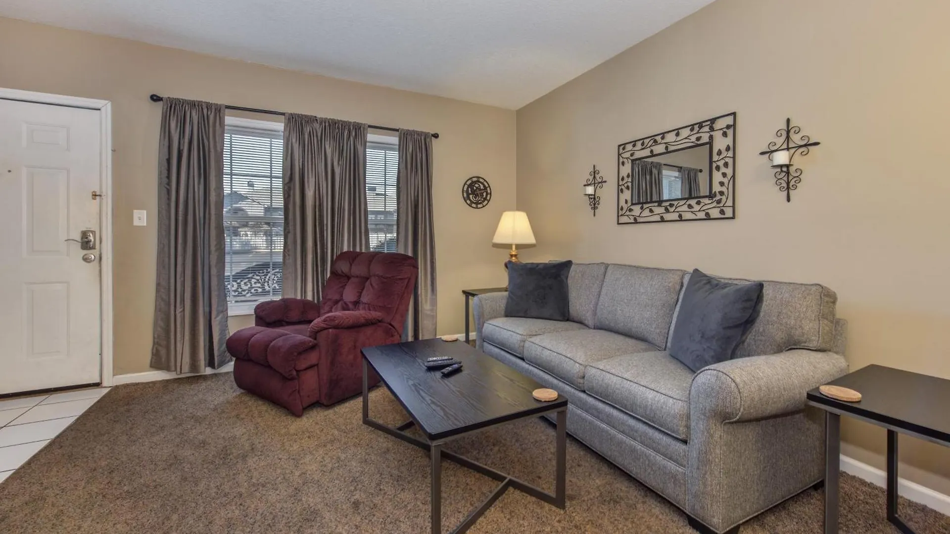 Apartment Colonial Crest Unit #113 *