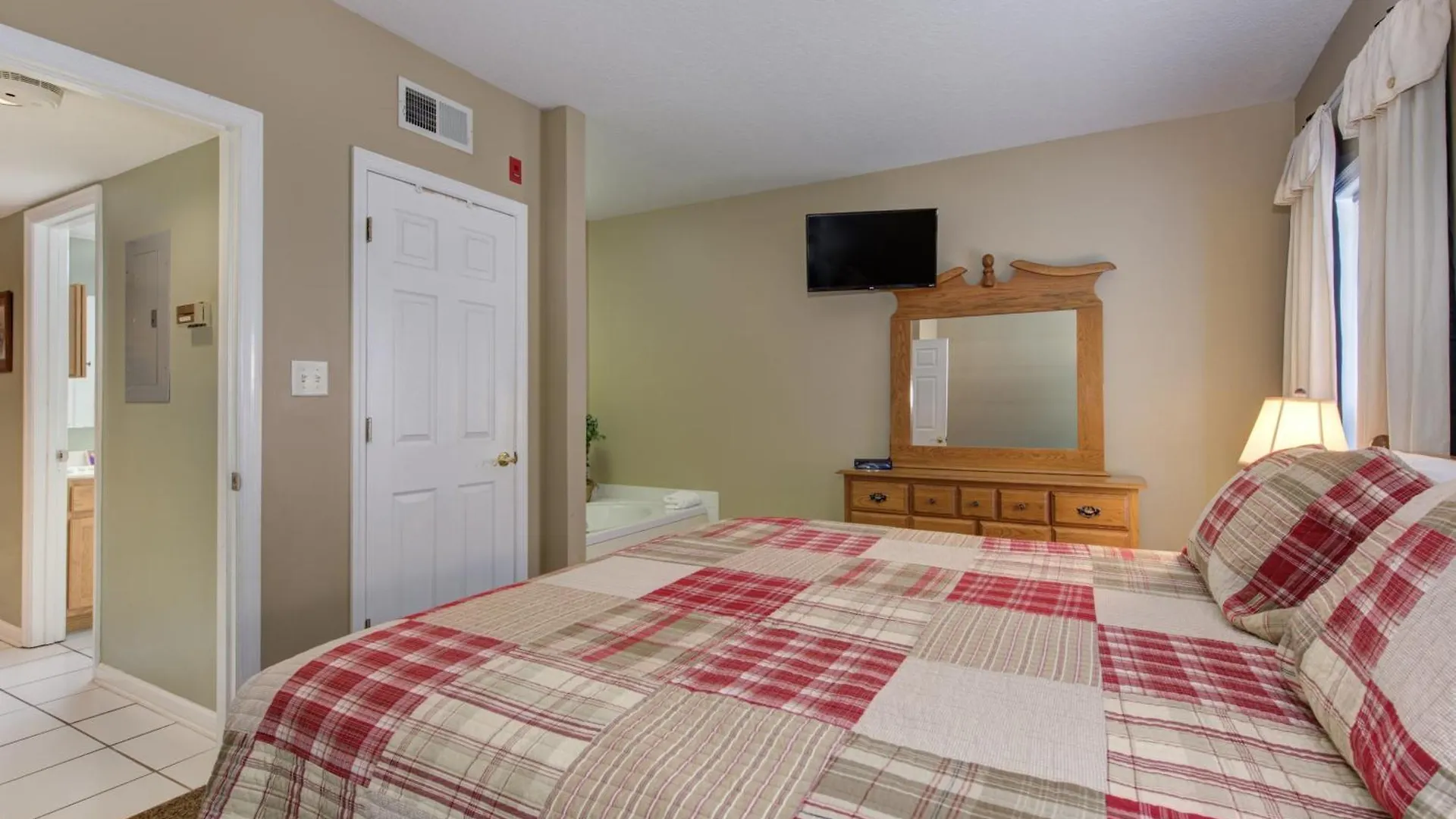 Colonial Crest Unit #113 * Pigeon Forge