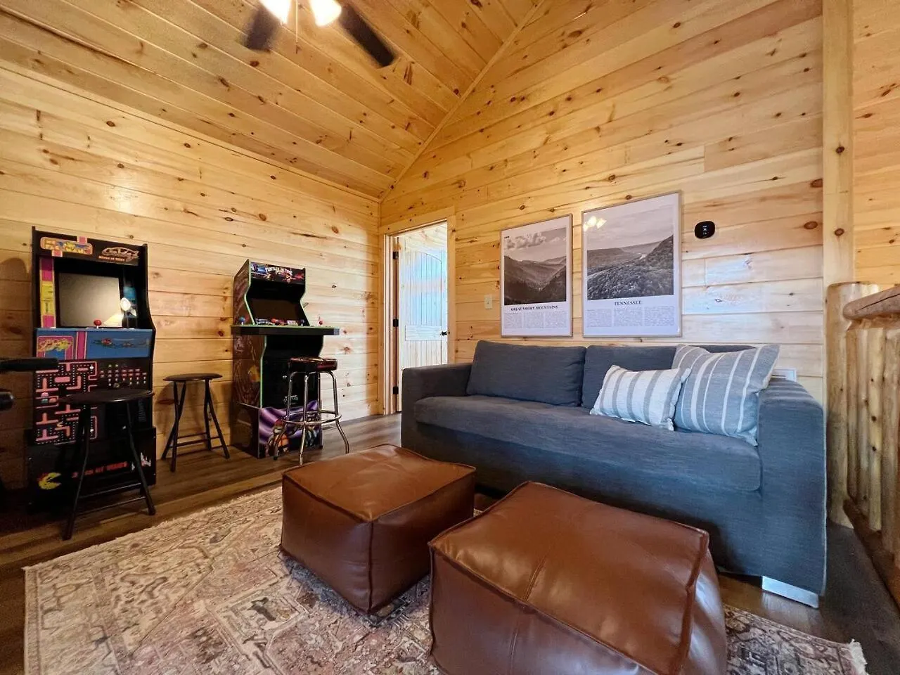 Splendid 2cabins Sleeps 28 Pool Hot Tub Pigeon Forge