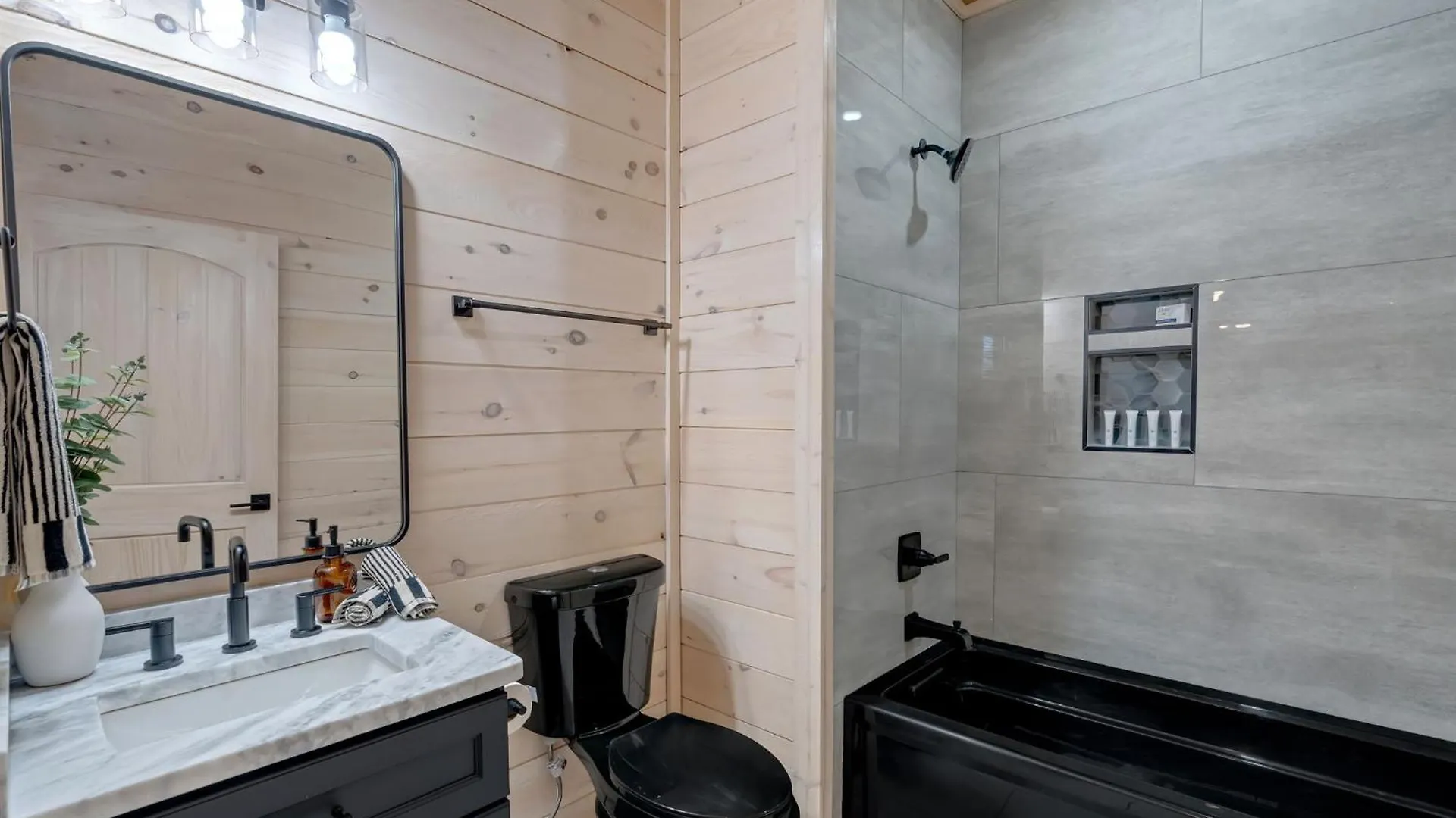 New Luxury With Indoor Pool, Hot Tub, & Theater 鸽子谷