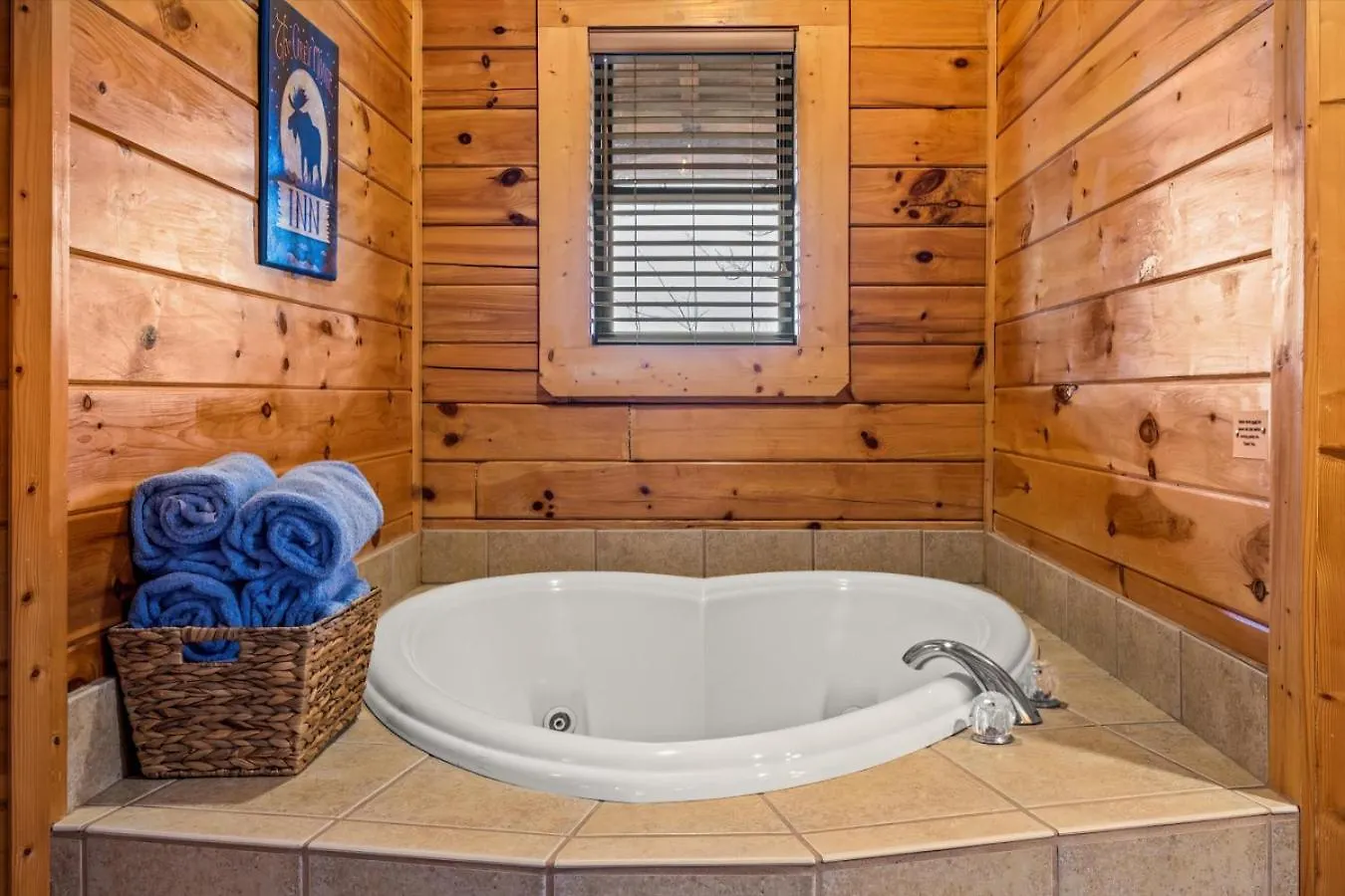 Luxe Modern Nest- Hot Tub- Pool Table- Bbq *