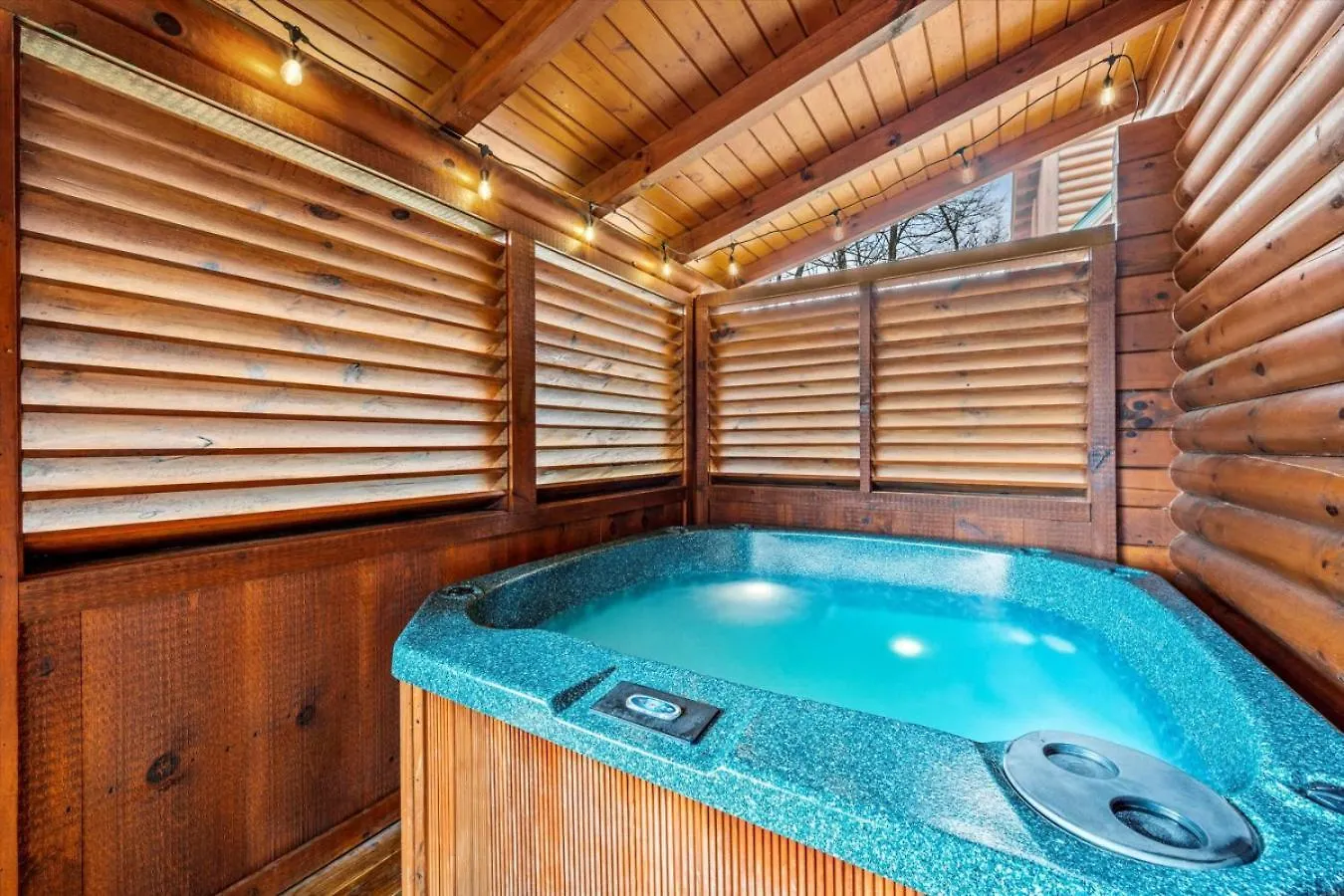 Luxe Modern Nest- Hot Tub- Pool Table- Bbq Holiday home