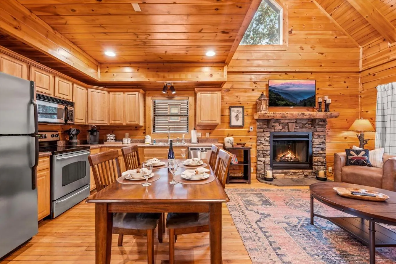 Luxe Modern Nest- Hot Tub- Pool Table- Bbq Holiday home *