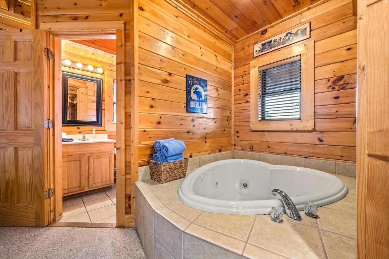 Luxe Modern Nest- Hot Tub- Pool Table- Bbq Holiday home Pigeon Forge