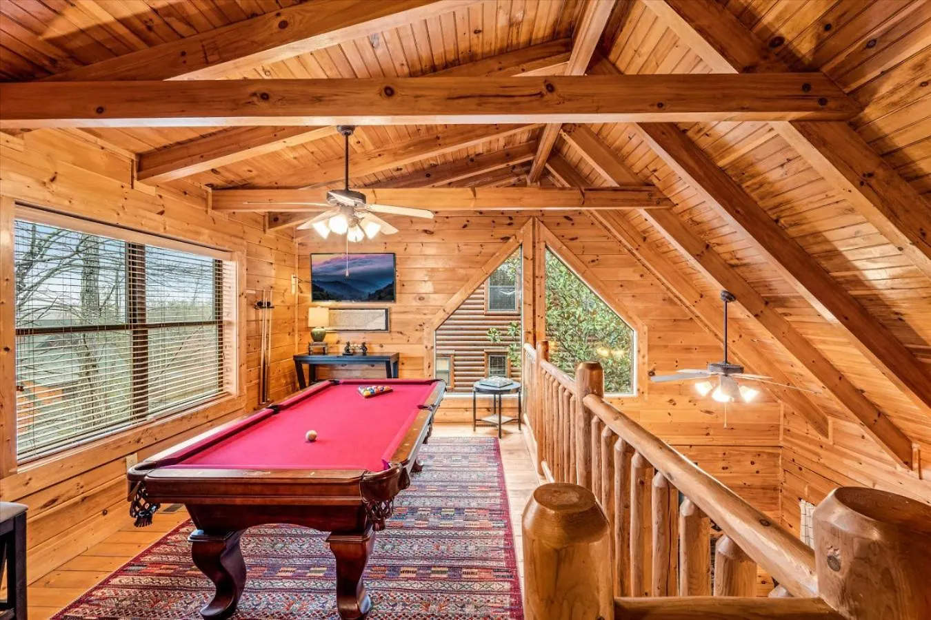 Luxe Modern Nest- Hot Tub- Pool Table- Bbq