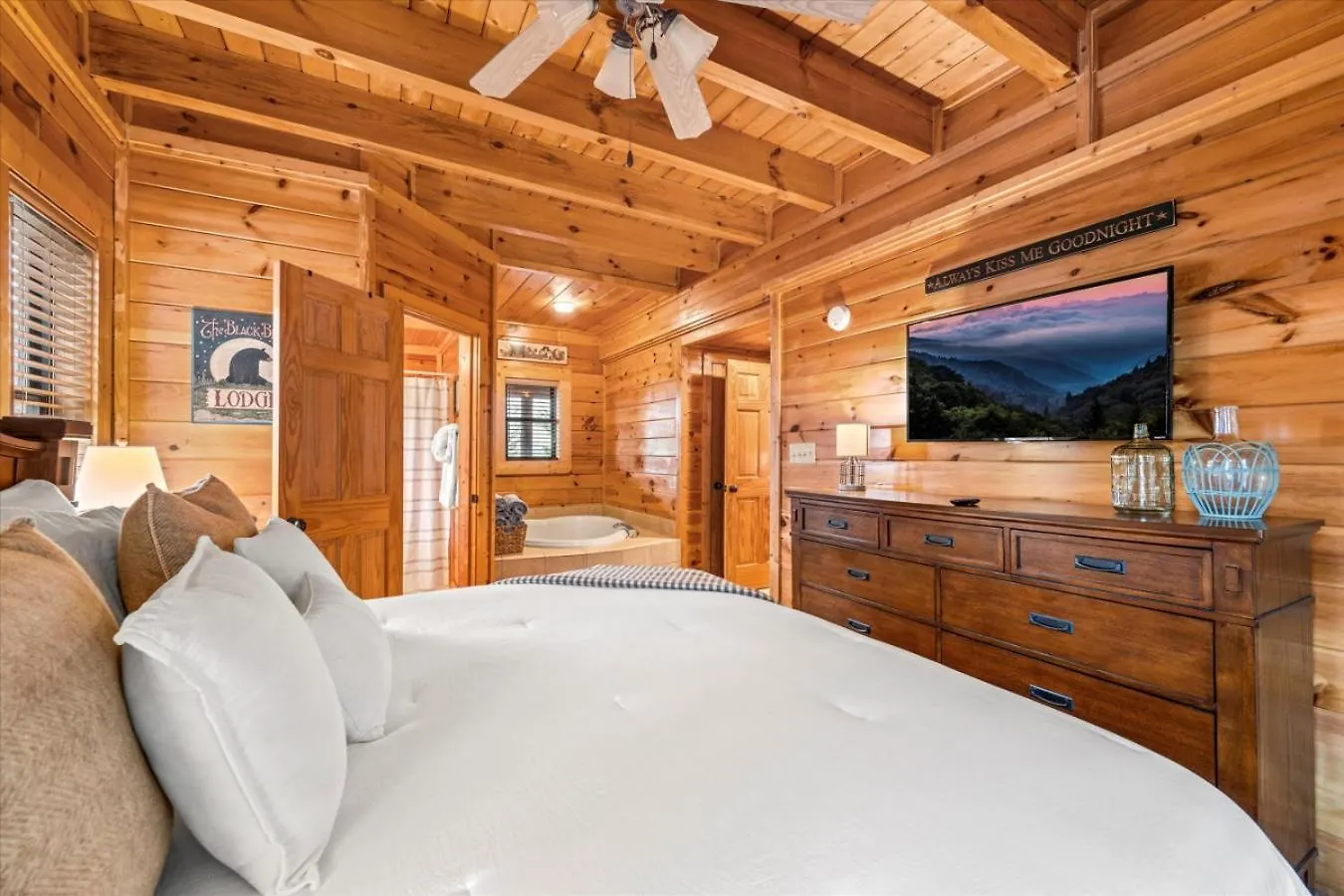 Holiday home Luxe Modern Nest- Hot Tub- Pool Table- Bbq *