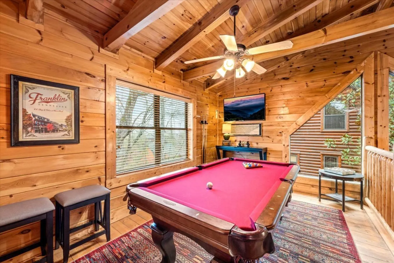 Luxe Modern Nest- Hot Tub- Pool Table- Bbq Holiday home