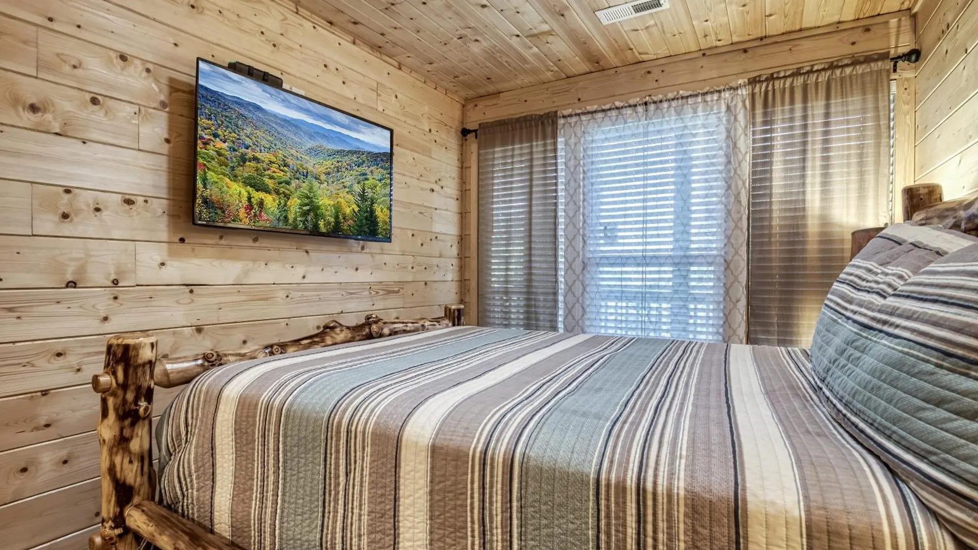 Chalet Striking Waters Pigeon Forge