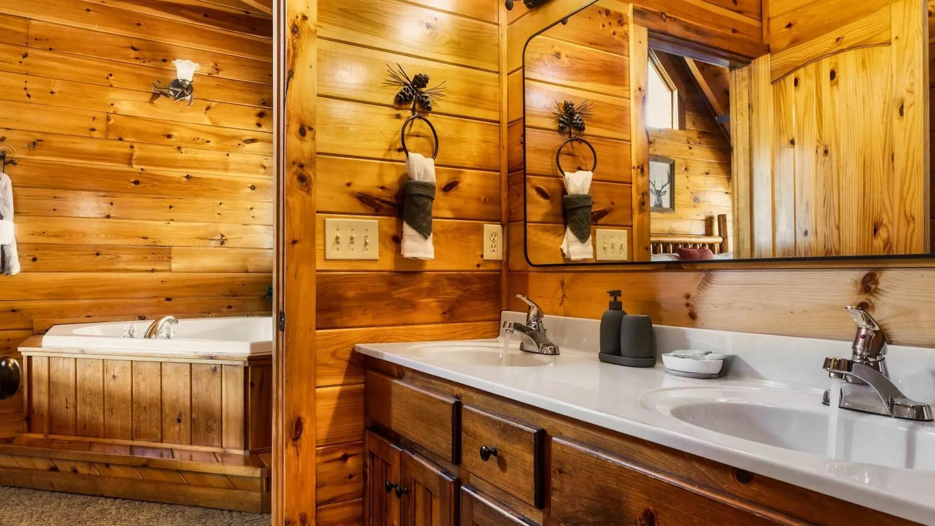 Family Haven By Dollywood - Hot Tub - Game *