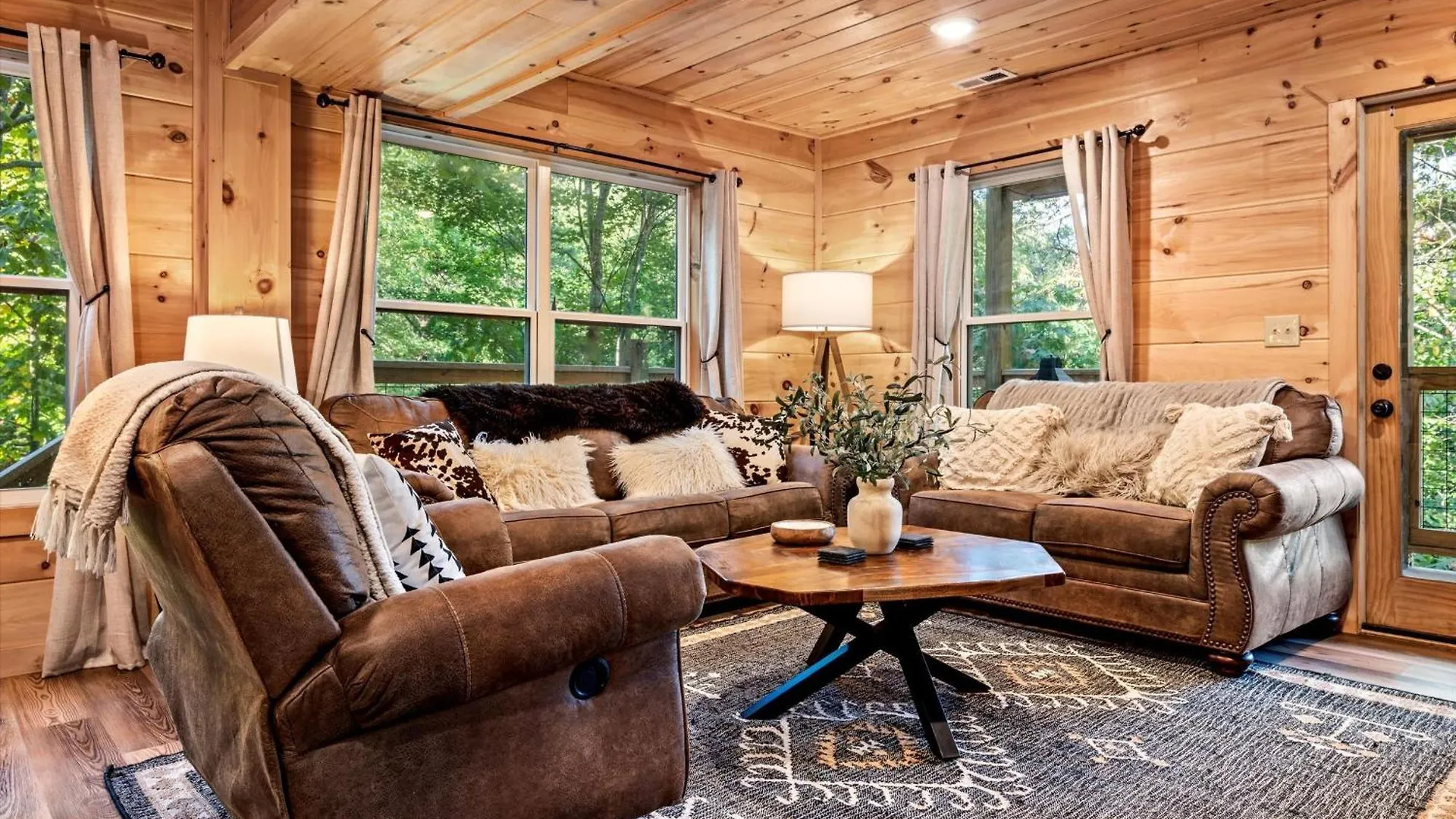 Luxurious & Family Friendly - Hot Tub - Game Holiday home *