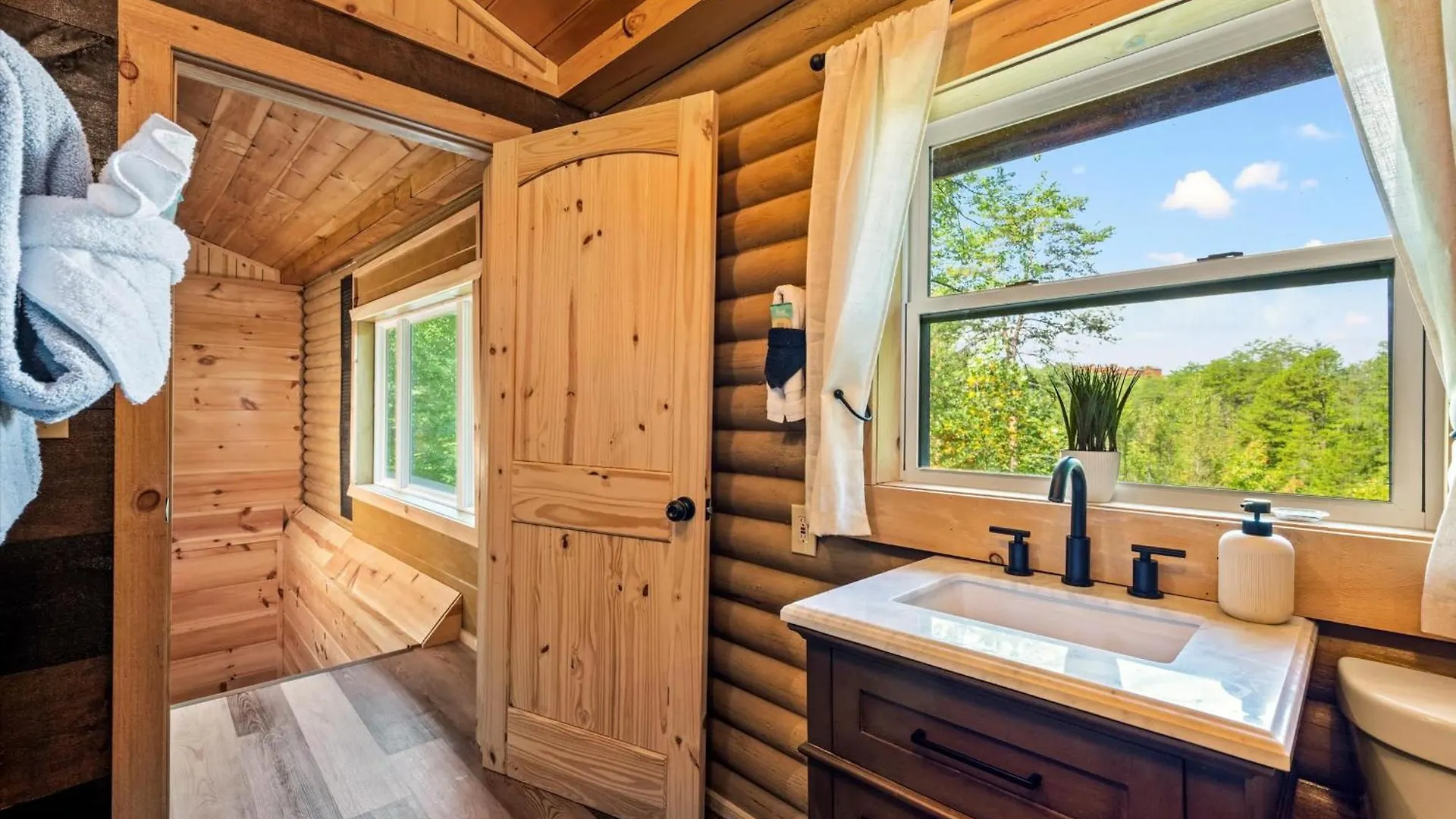 Luxurious & Family Friendly - Hot Tub - Game