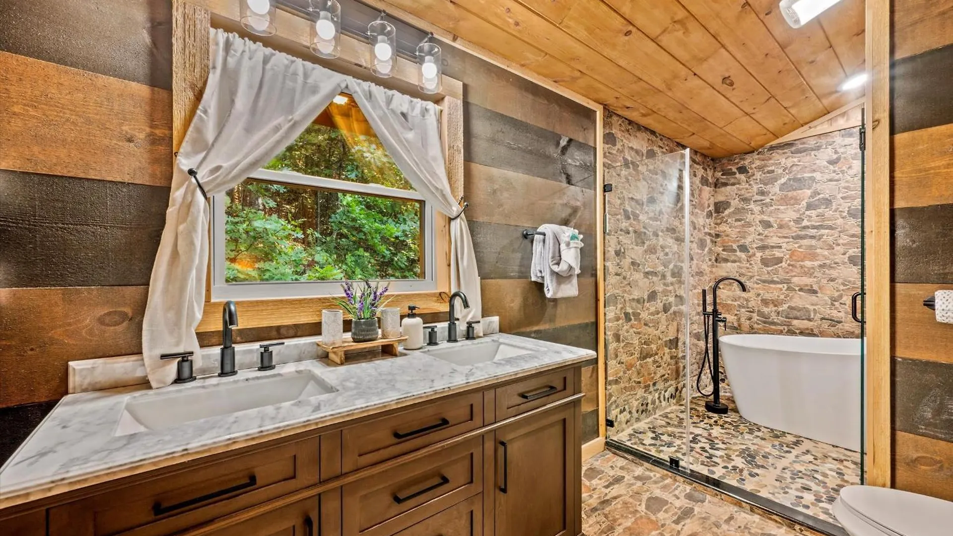Luxurious & Family Friendly - Hot Tub - Game * Pigeon Forge