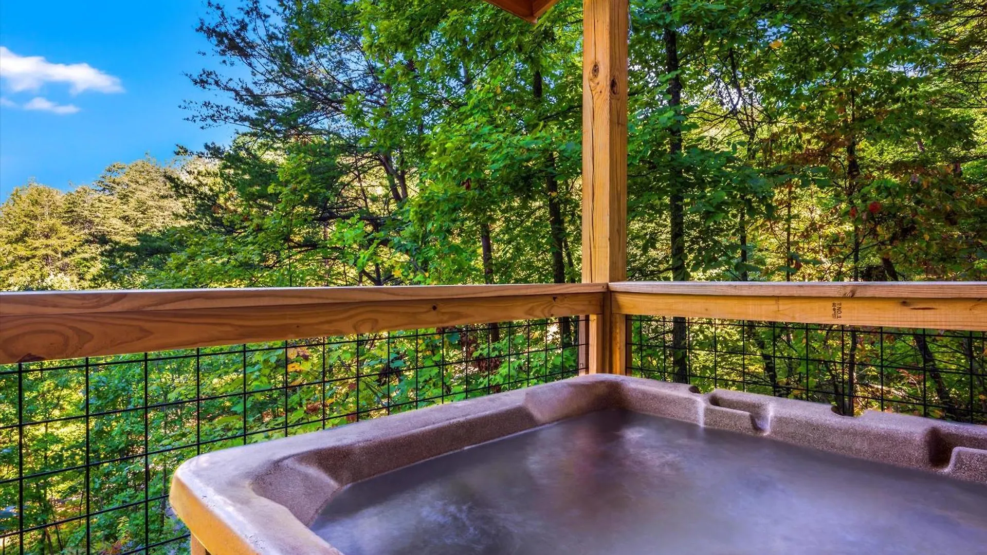 Luxurious & Family Friendly - Hot Tub - Game Holiday home *