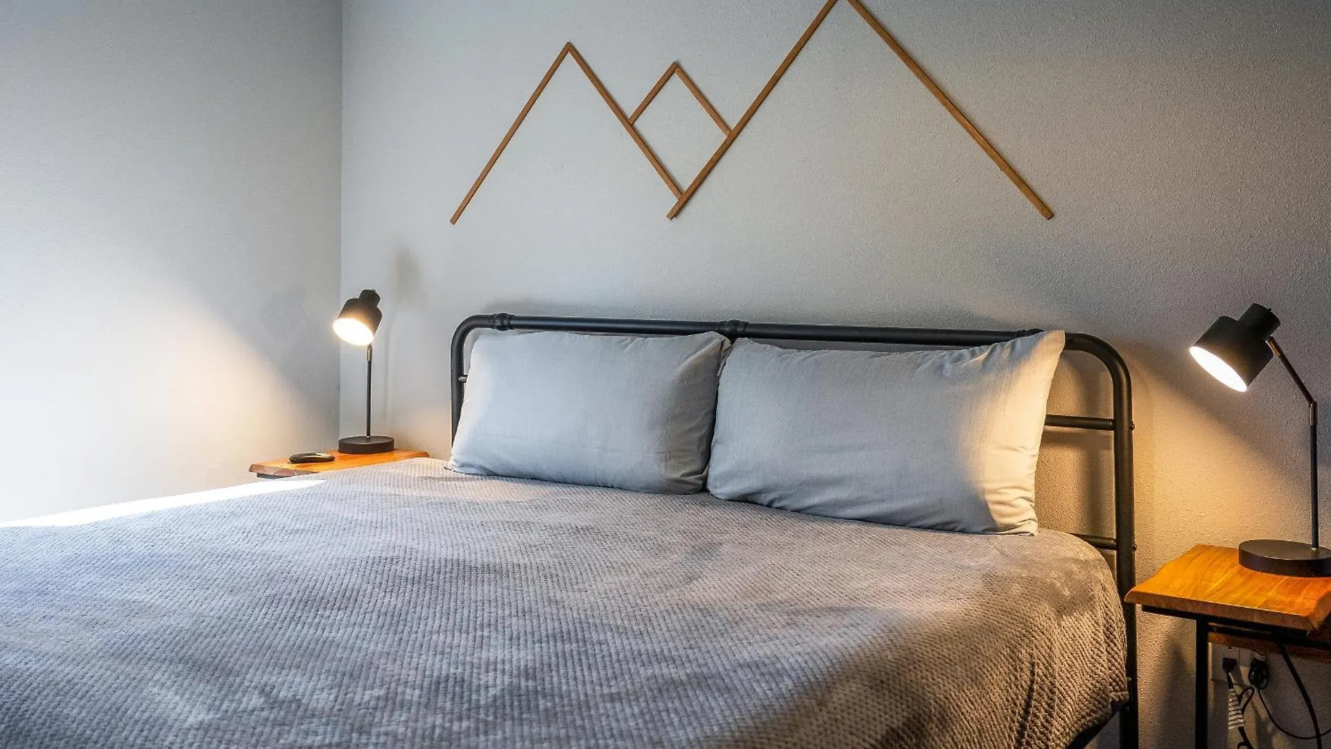 Modern Mountain Hideaway-secluded, Close To Town