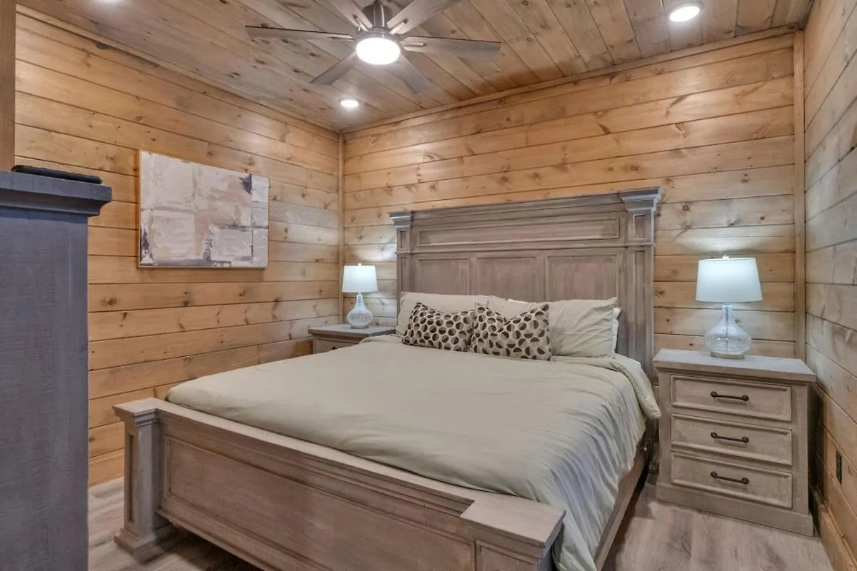 Holiday home Honeybear Hideaways - Modern Luxurious With Pool, Hot Tub, Fire Place, Game And Theater *
