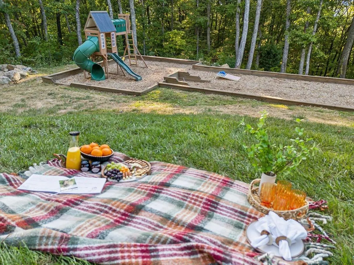 Holiday home Honeybear Hideaways - Modern Luxurious With Pool, Hot Tub, Fire Place, Game And Theater *