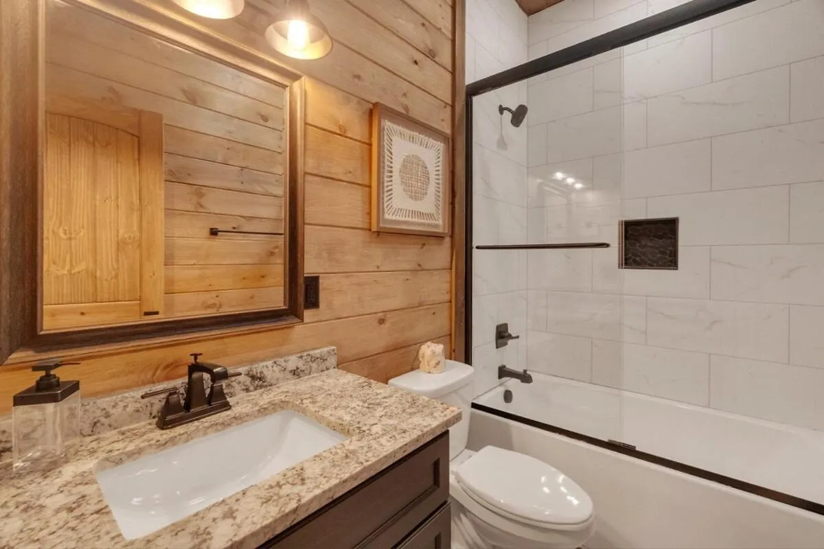 Honeybear Hideaways - Modern Luxurious With Pool, Hot Tub, Fire Place, Game And Theater Holiday home