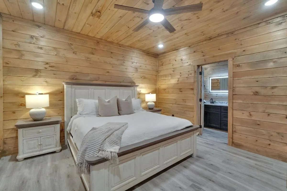 Holiday home Honeybear Hideaways - Modern Luxurious With Pool, Hot Tub, Fire Place, Game And Theater *