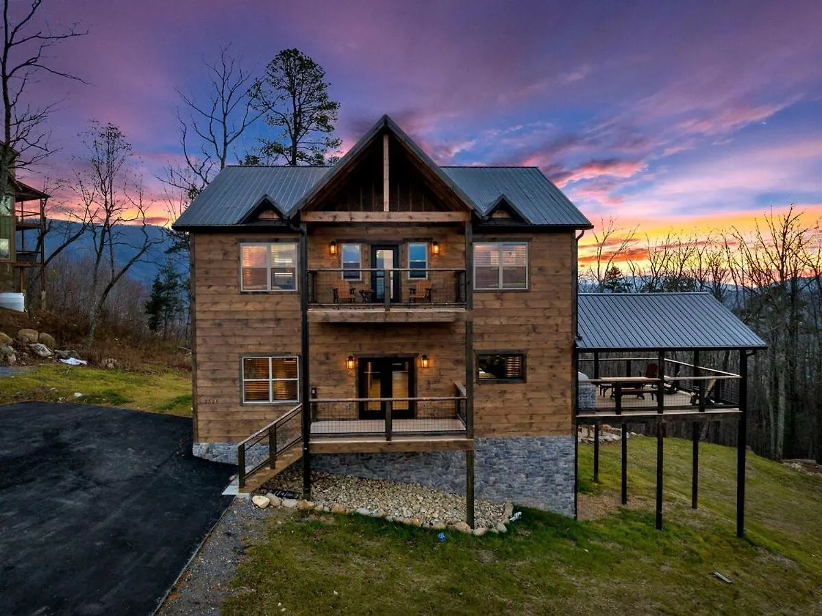 Honeybear Hideaways - Modern Luxurious With Pool, Hot Tub, Fire Place, Game And Theater Holiday home