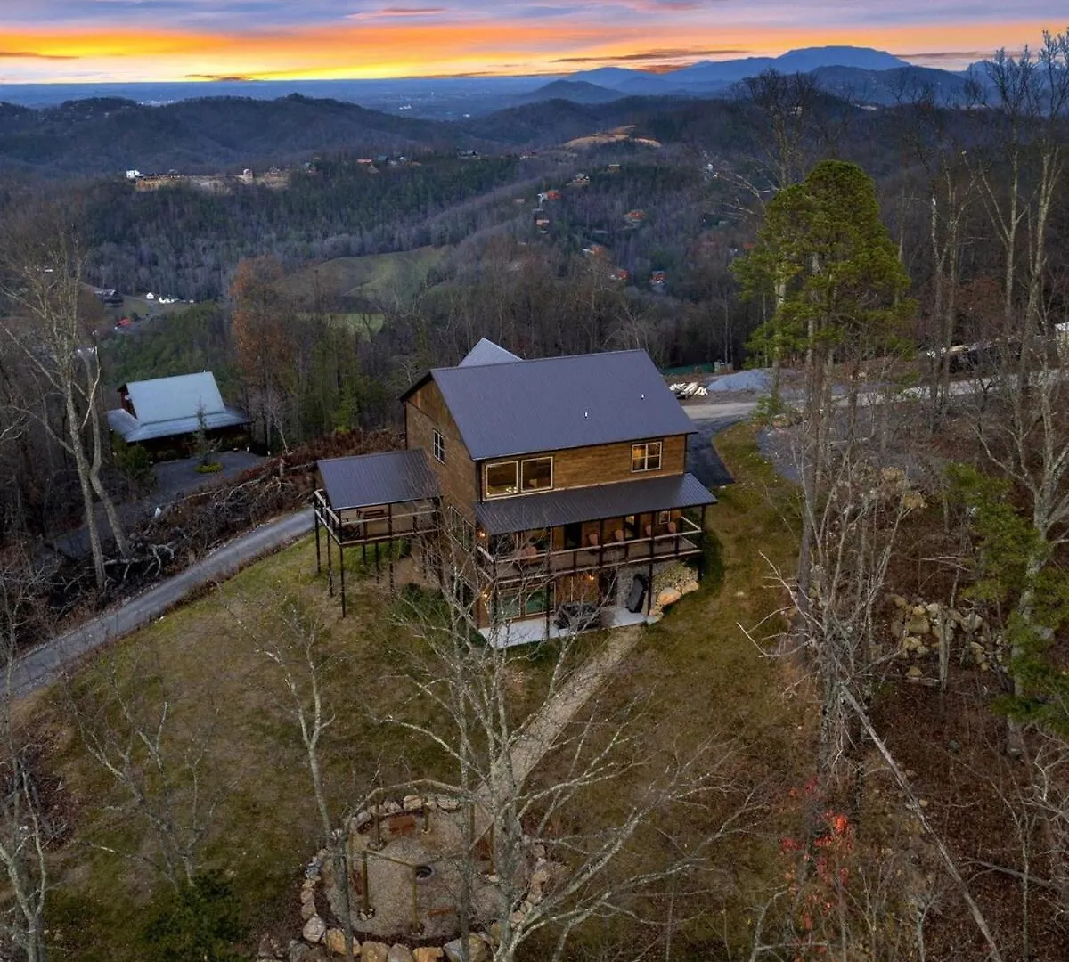 Holiday home Honeybear Hideaways - Modern Luxurious With Pool, Hot Tub, Fire Place, Game And Theater