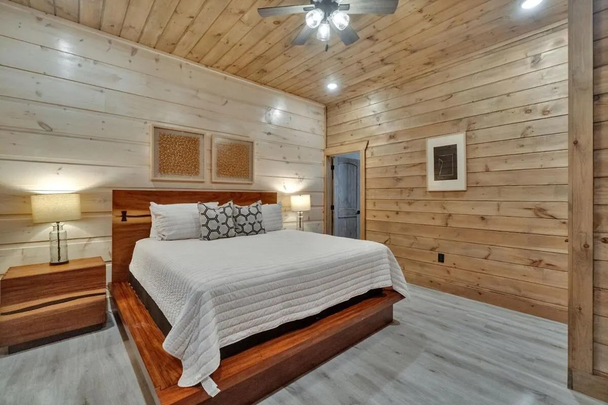 Honeybear Hideaways - Modern Luxurious With Pool, Hot Tub, Fire Place, Game And Theater Holiday home *