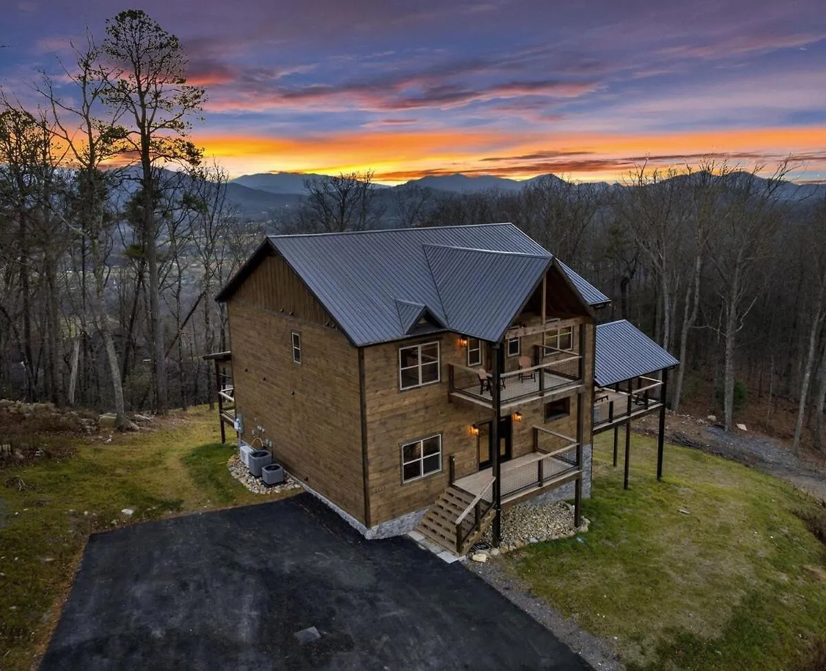 Honeybear Hideaways - Modern Luxurious With Pool, Hot Tub, Fire Place, Game And Theater Holiday home