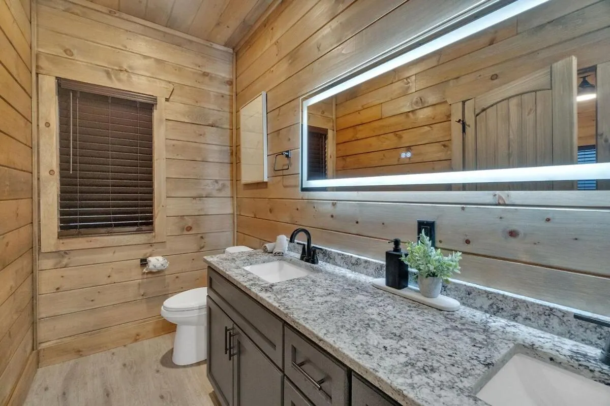 Honeybear Hideaways - Modern Luxurious With Pool, Hot Tub, Fire Place, Game And Theater Holiday home *