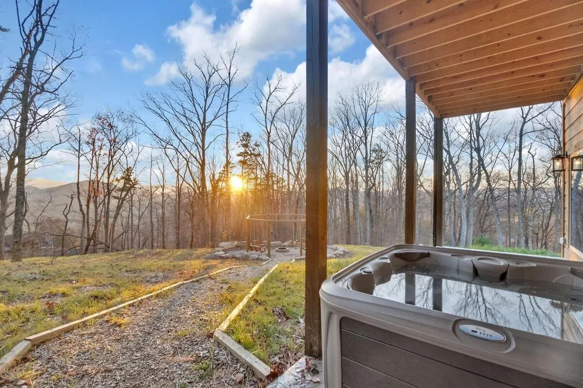 Holiday home Honeybear Hideaways - Modern Luxurious With Pool, Hot Tub, Fire Place, Game And Theater