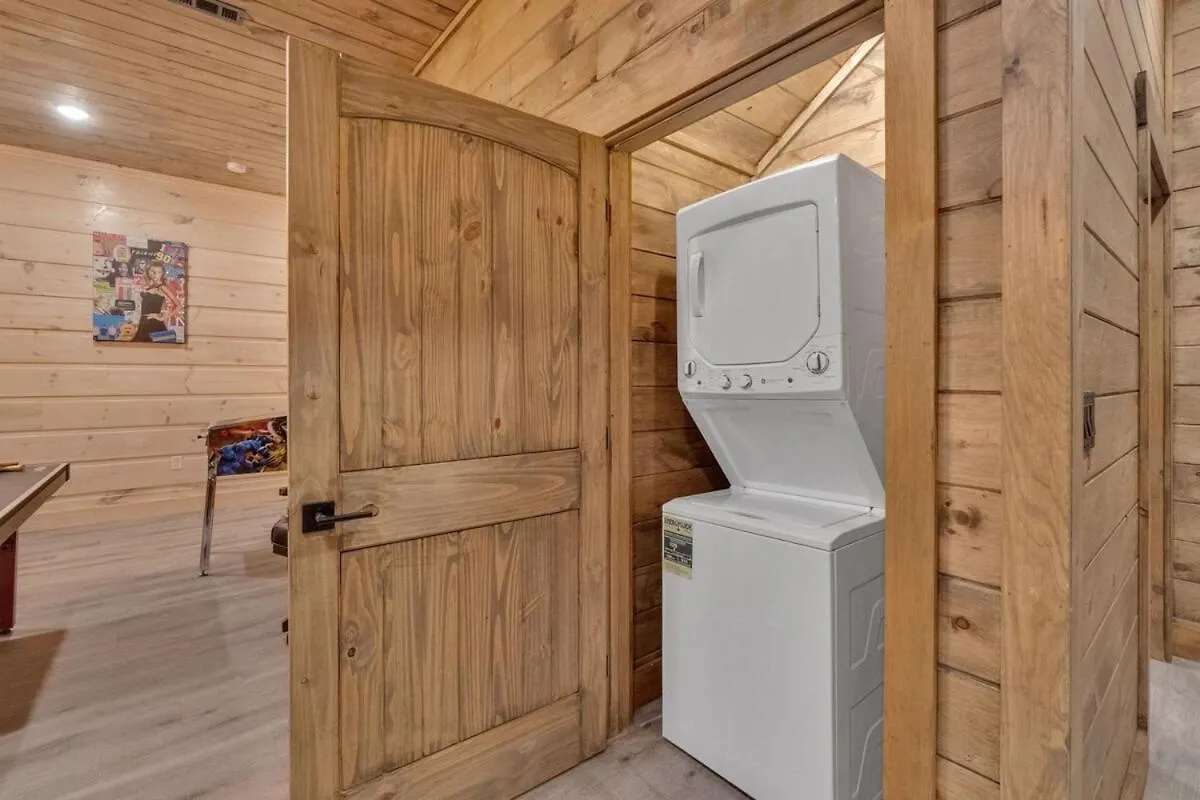 Honeybear Hideaways - Modern Luxurious With Pool, Hot Tub, Fire Place, Game And Theater Pigeon Forge