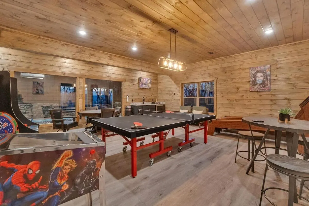 Honeybear Hideaways - Modern Luxurious With Pool, Hot Tub, Fire Place, Game And Theater Holiday home