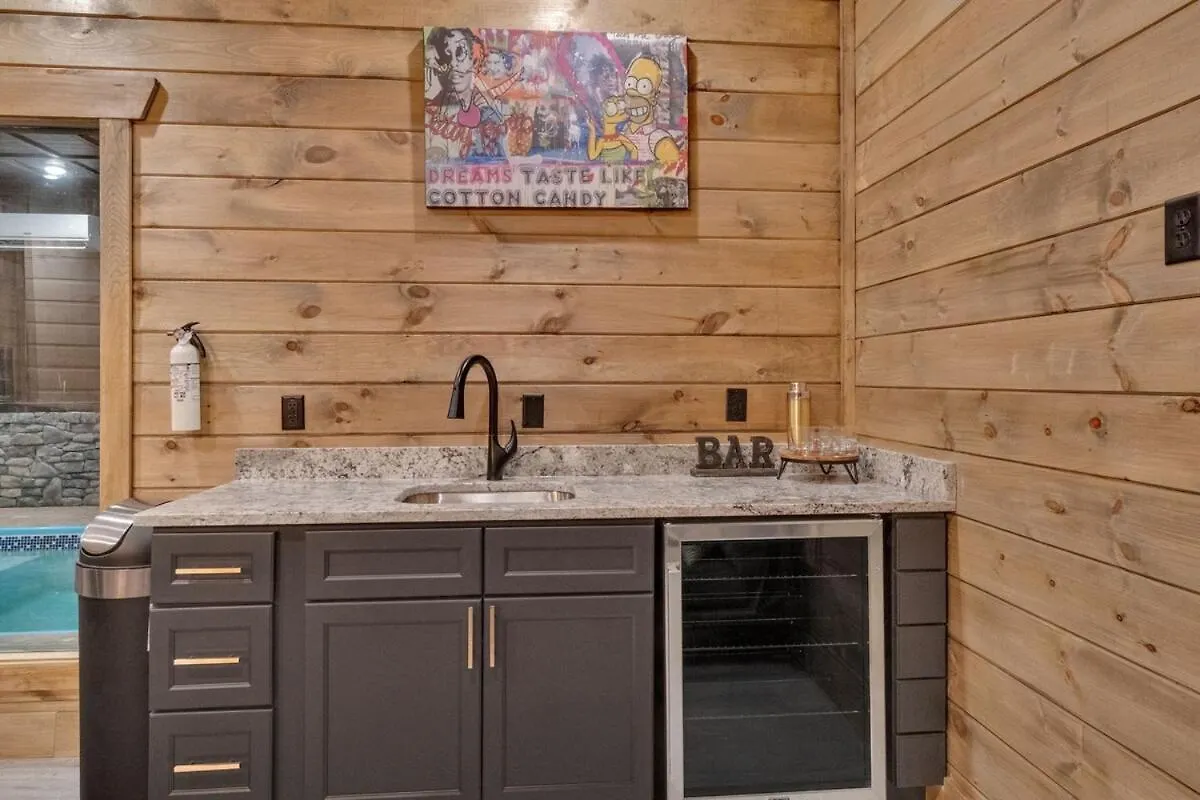 Holiday home Honeybear Hideaways - Modern Luxurious With Pool, Hot Tub, Fire Place, Game And Theater