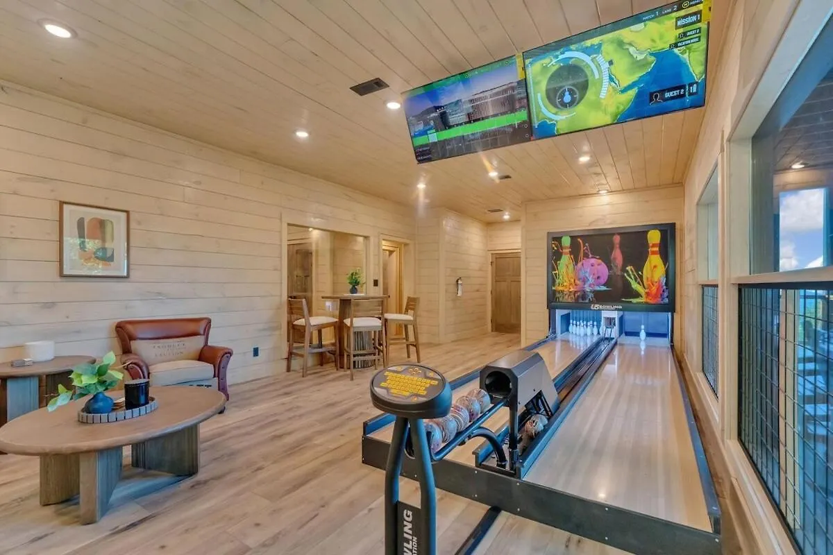 Honeybear Hideaways - #1 Luxury Haven With Breathtaking Mountain Views, Indoor Pool, Bowling Alley, And Golf Holiday home Pigeon Forge