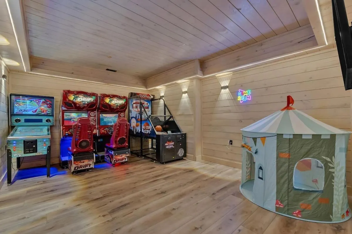 Honeybear Hideaways - #1 Luxury Haven With Breathtaking Mountain Views, Indoor Pool, Bowling Alley, And Golf Holiday home Pigeon Forge