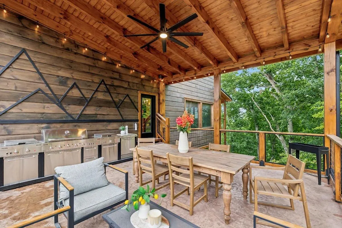 Holiday home Honeybear Hideaways - #1 Luxury Haven With Breathtaking Mountain Views, Indoor Pool, Bowling Alley, And Golf Pigeon Forge
