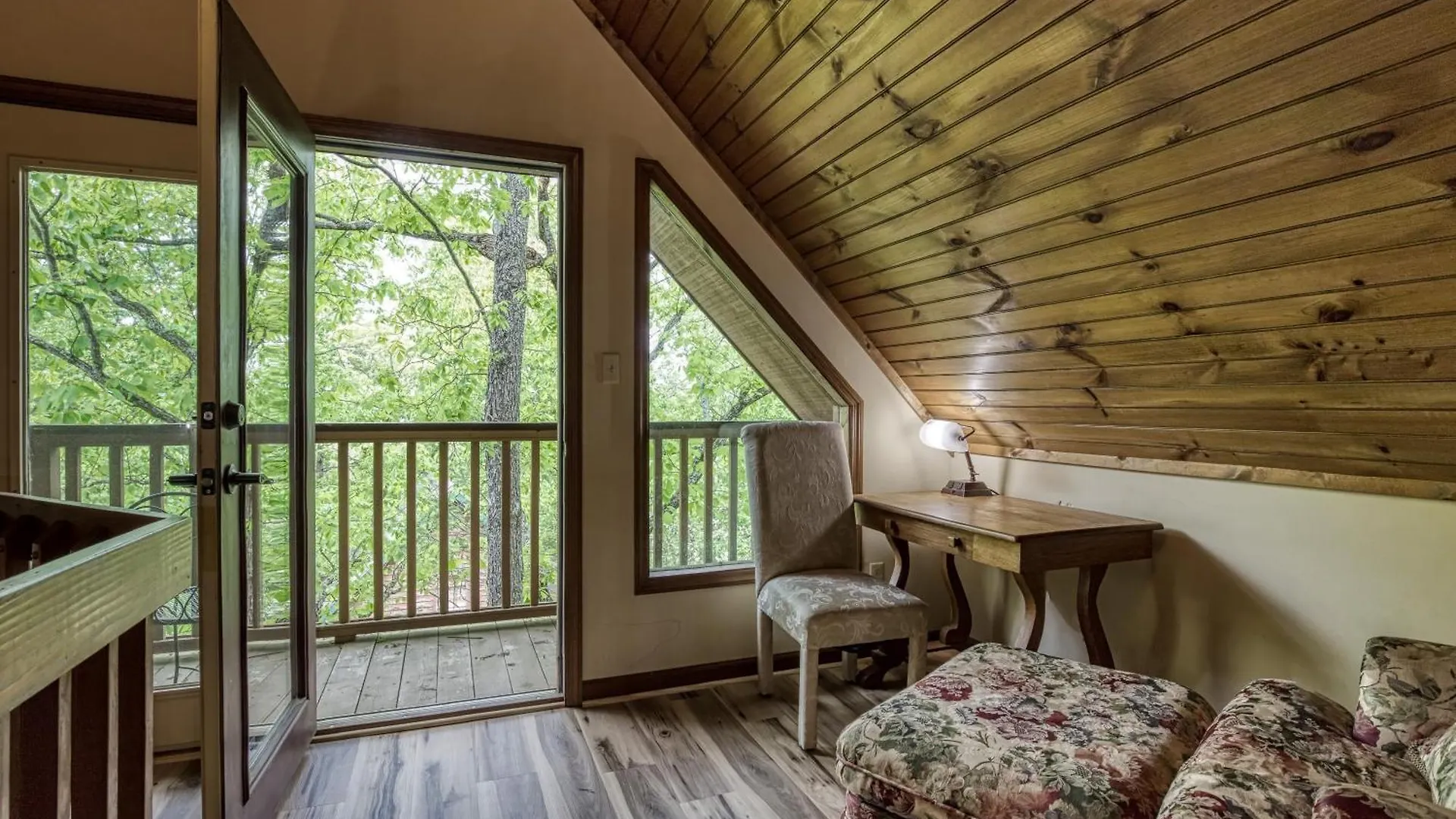 Mountain Side Chalet *