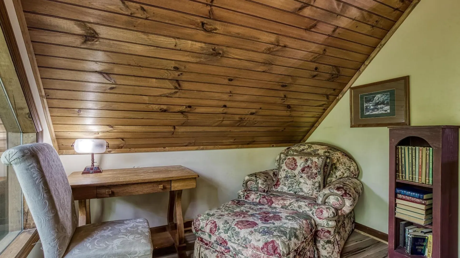 Mountain Side Chalet *