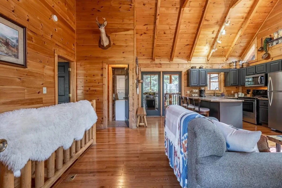 Holiday home Cozy Retreat With Movie Near Parkway Pigeon Forge