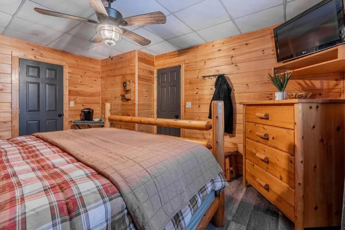 Cozy Retreat With Movie Near Parkway Pigeon Forge