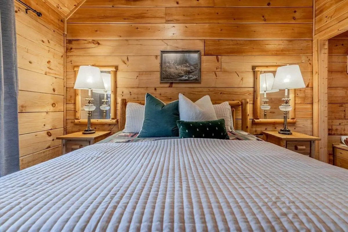 Holiday home Cozy Retreat With Movie Near Parkway *