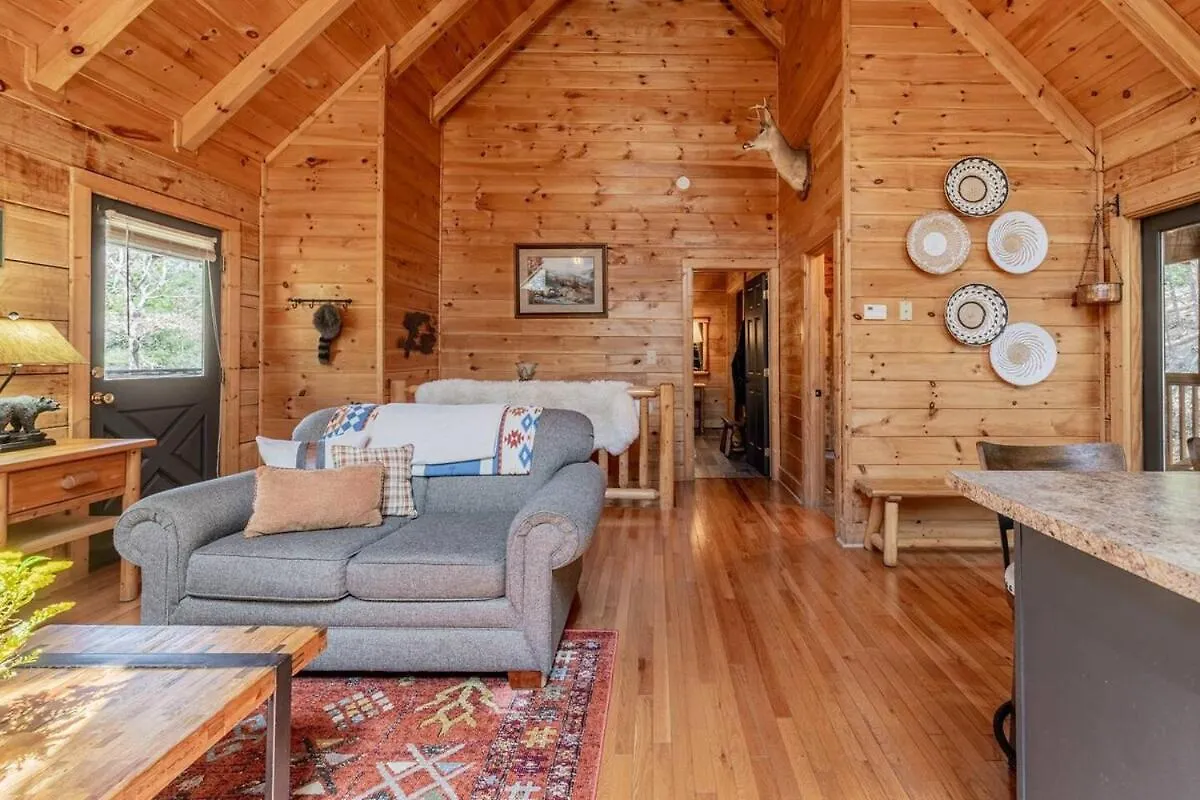 Cozy Retreat With Movie Near Parkway *