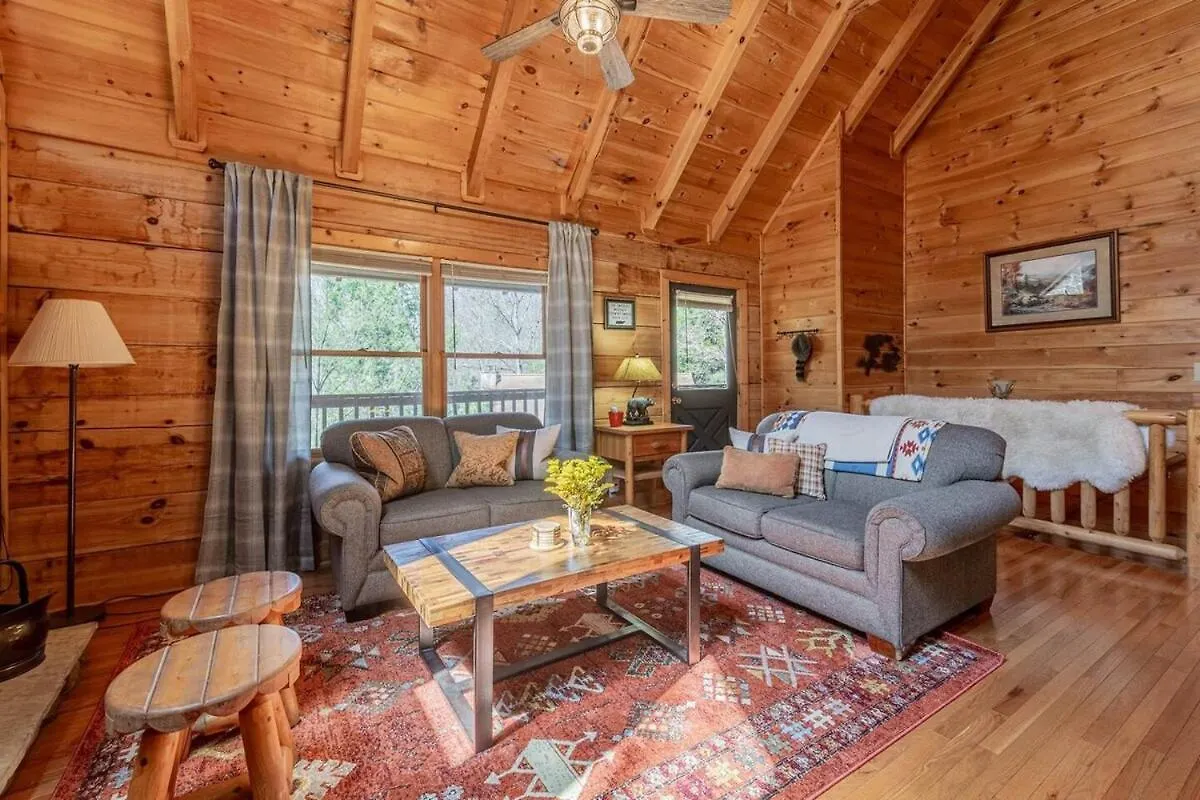 Cozy Retreat With Movie Near Parkway Holiday home
