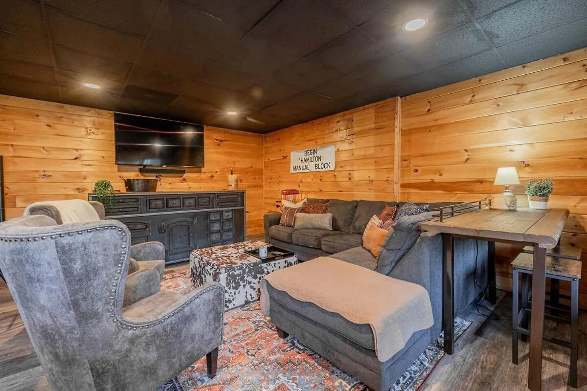 Holiday home Cozy Retreat With Movie Near Parkway *