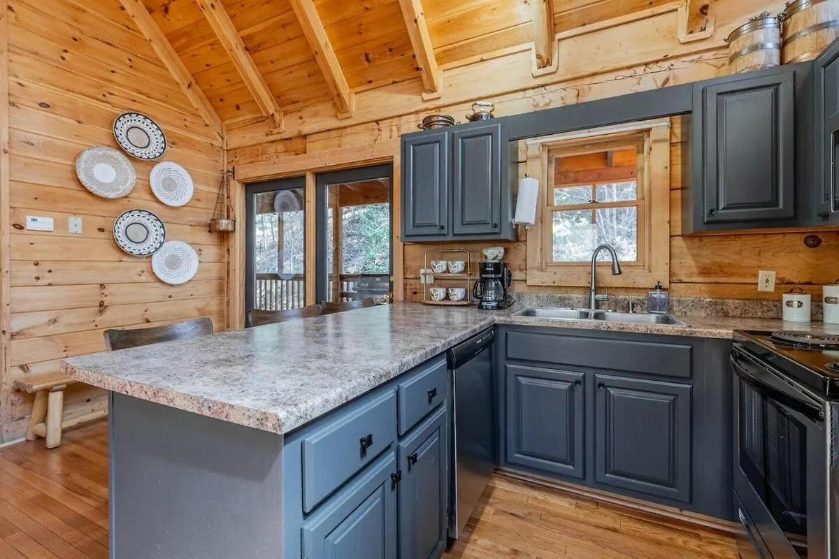 Cozy Retreat With Movie Near Parkway *