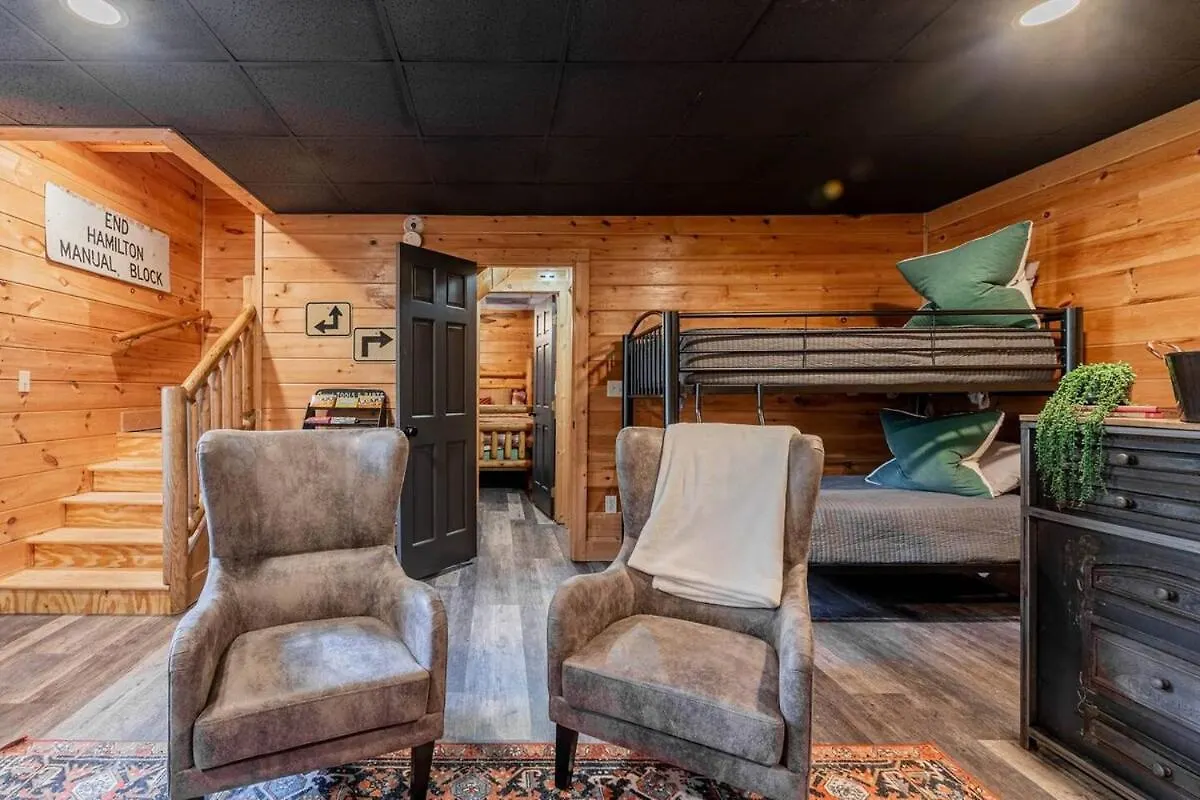 Holiday home Cozy Retreat With Movie Near Parkway *