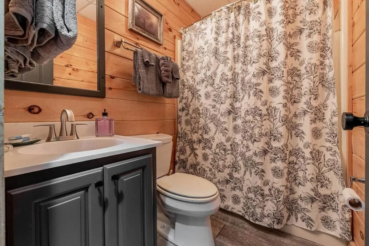 Holiday home Cozy Retreat With Movie Near Parkway Pigeon Forge